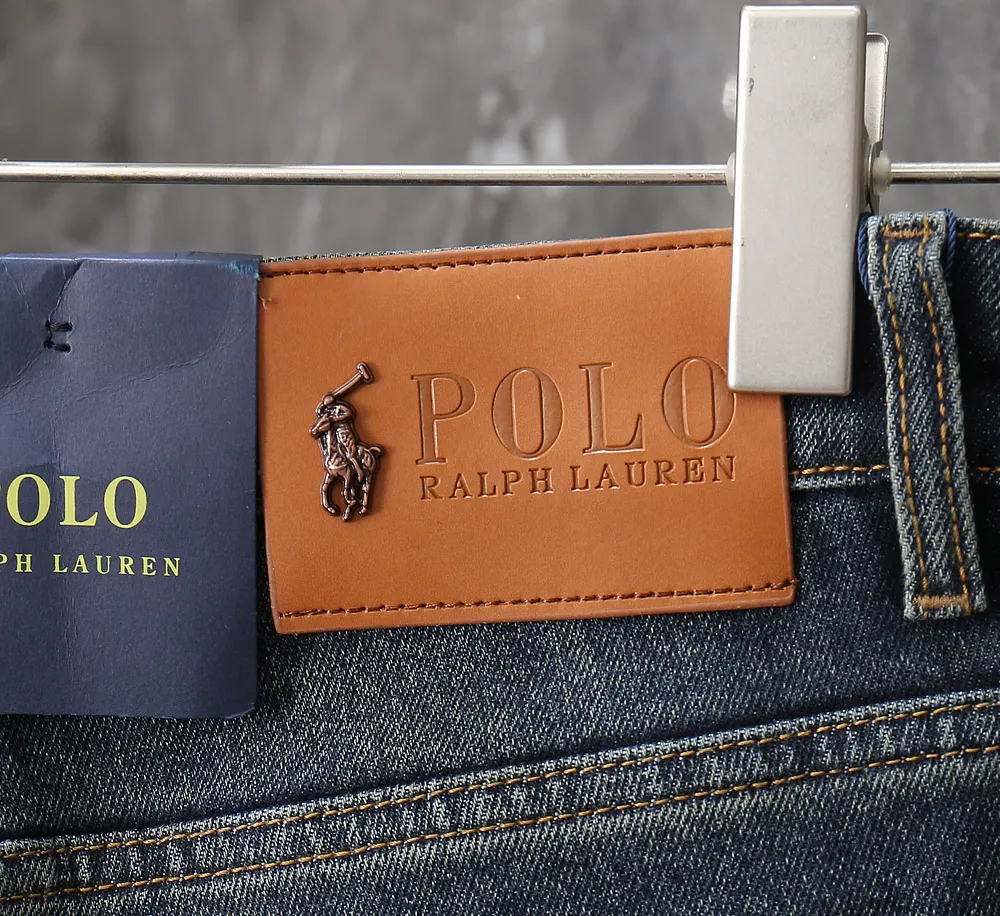 P220 POLO 2025 Autumn and Winter European Counter New Style, Super A Purchasing Level Overseas Trading Company Order Source, Top Original High-end Men's Customized Fashion Slim Small Straight Jeans 0999～6 Color: Heavy craftsmanship, fried sand and water, picture color Size: 29-40 Fabric: Denim washed jeans! Luxurious experience. Customer-supplied trade channel. The simple and charming classic trousers are made of customer-supplied denim. The texture is thick, comfortable and breathable. The high-quality tailoring is top-notch, and the overall design is very refined. The cuffing design on the inside and outside is perfect, and the use of poly-strand mechanical needle edge-sealing technology highlights the brand's luxurious inner charm. The brand logo is full and thick, and the chiseled buttons are thick and rigorous, bringing a new fashion taste to this mediocre trousers!  Excipients: Complete with three standards